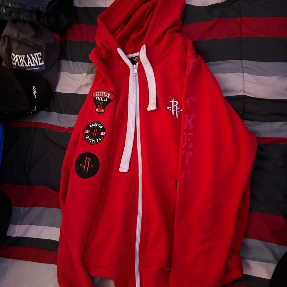 Rockets zip up